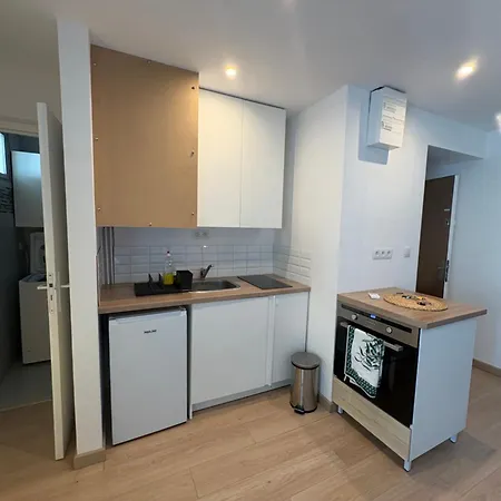 Avec Place De Parking - Proche Commerce Et